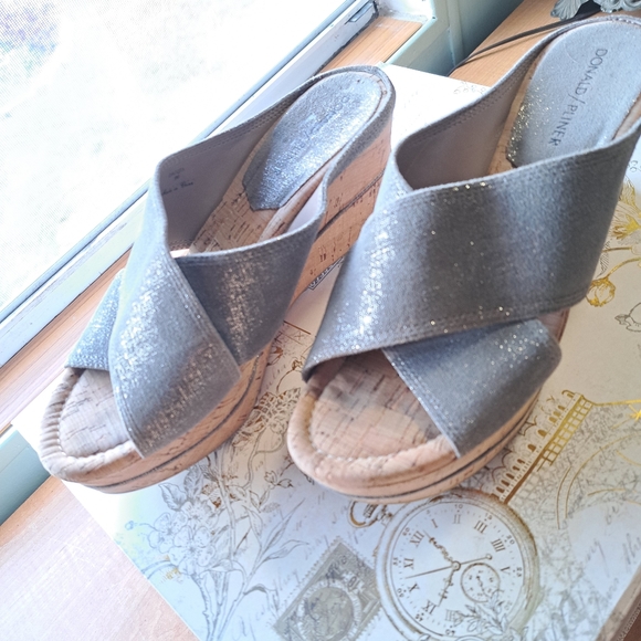 Donald J. Pliner, beautiful ,like new,silver metallic wedge,3 inch , size 7.5 - Picture 6 of 6